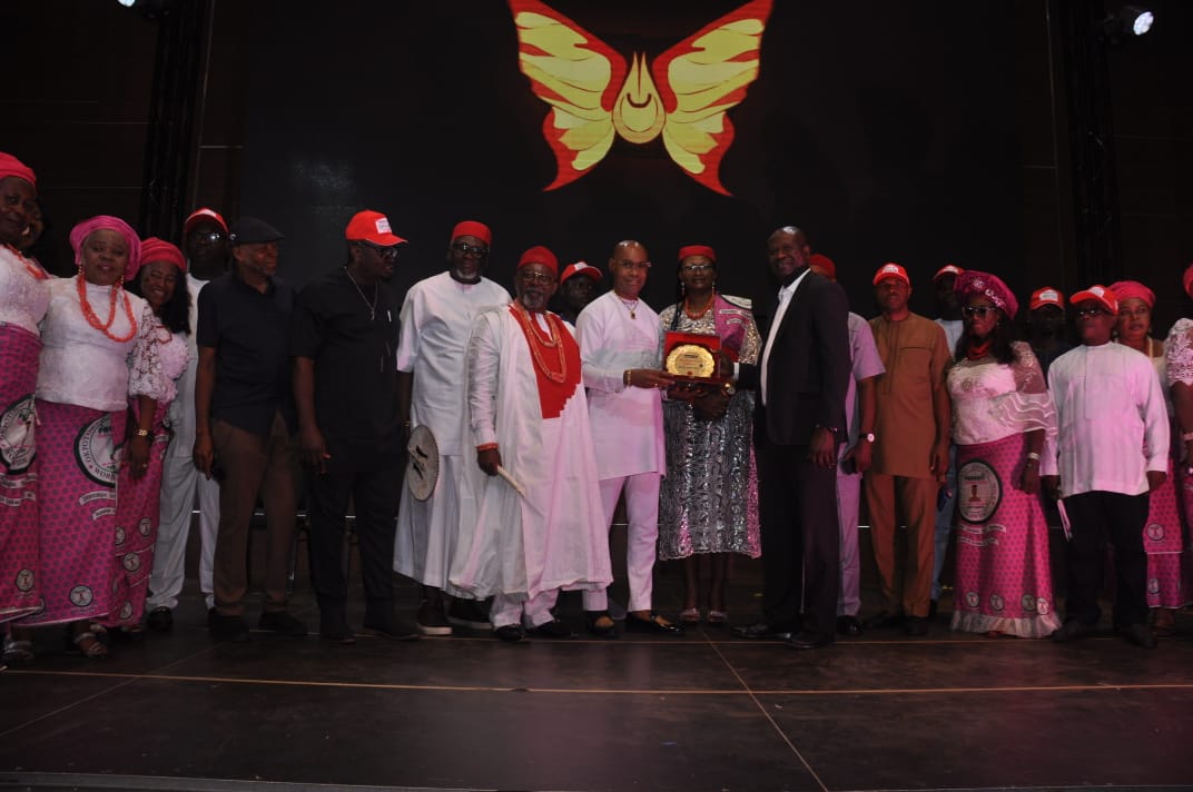 Prince Dr Emeka Eze Receiving the Igbo Ambassador’s Award